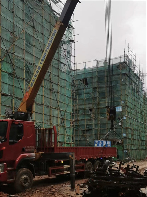 抚远市“慢工细活”—— 吊车的 “微动控制” 技术